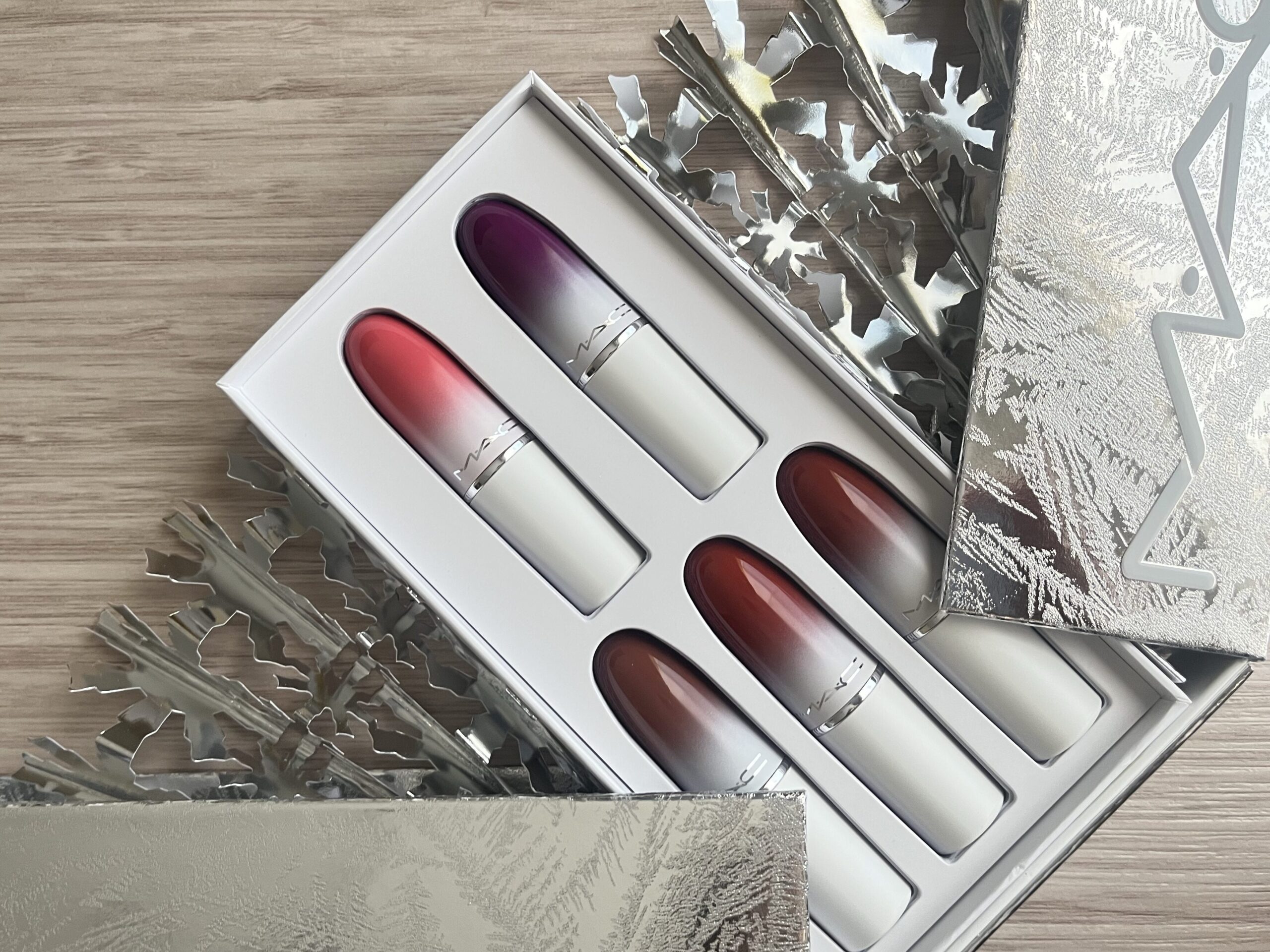 MAC クリスマスコスメ2023 リップ 2023年クリスマスコフレ】M·A·C：雪の世界にインスパイアされた